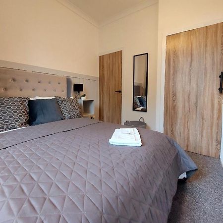 Modern & Bright, G/F, 1Br Apt. Real Hidden Gem Appartement Hamilton Buitenkant foto