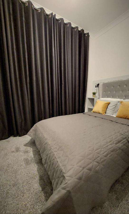 Modern & Bright, G/F, 1Br Apt. Real Hidden Gem Appartement Hamilton Buitenkant foto