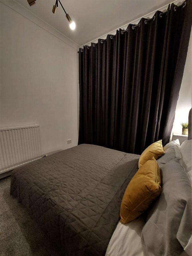 Modern & Bright, G/F, 1Br Apt. Real Hidden Gem Appartement Hamilton Buitenkant foto