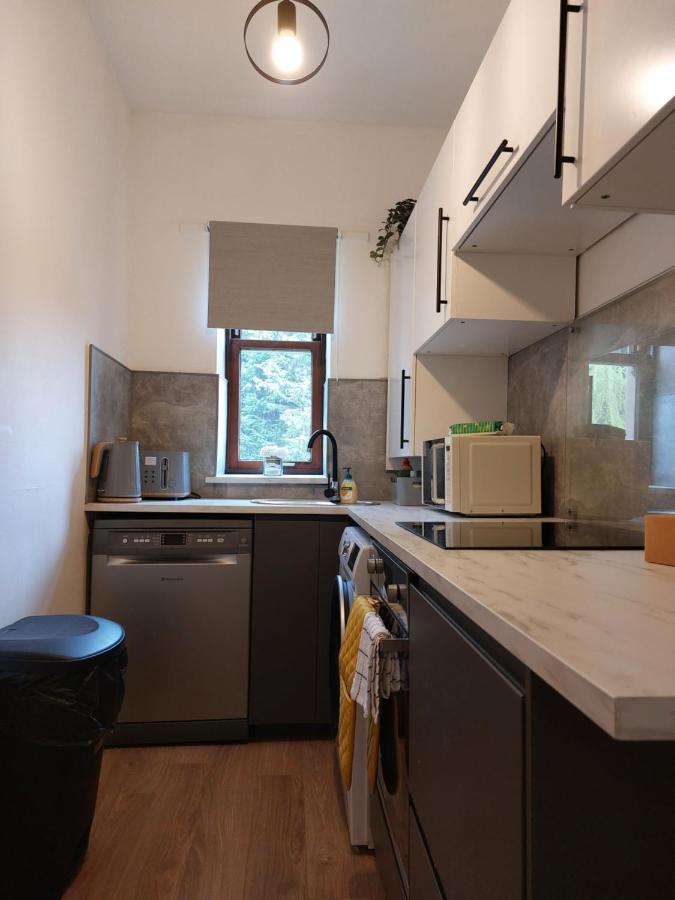 Modern & Bright, G/F, 1Br Apt. Real Hidden Gem Appartement Hamilton Buitenkant foto