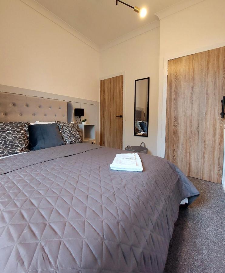 Modern & Bright, G/F, 1Br Apt. Real Hidden Gem Appartement Hamilton Buitenkant foto