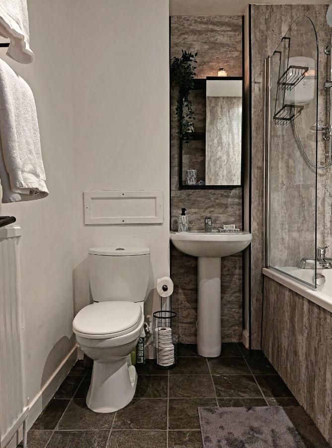 Modern & Bright, G/F, 1Br Apt. Real Hidden Gem Appartement Hamilton Buitenkant foto